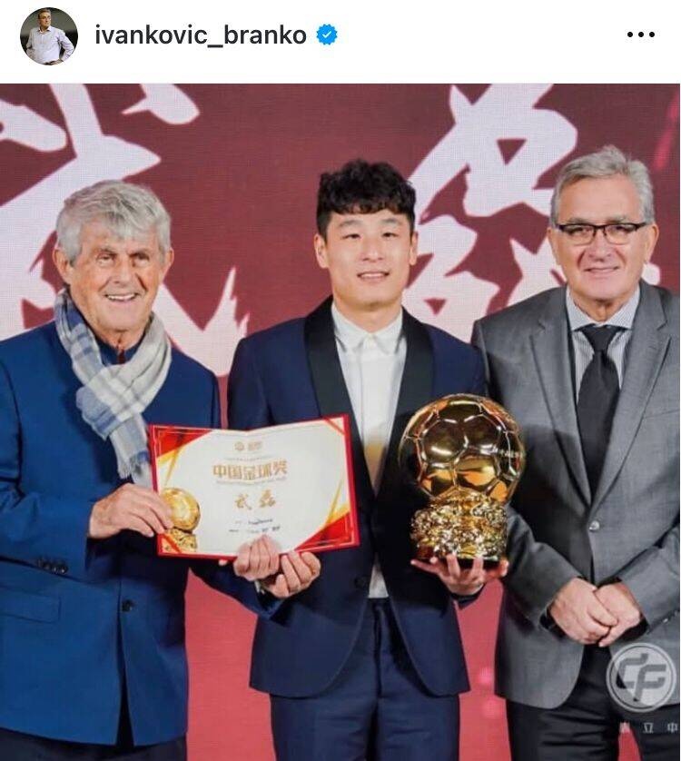  出席中國金球獎頒獎儀式，伊萬曬與武磊、米盧同框照片