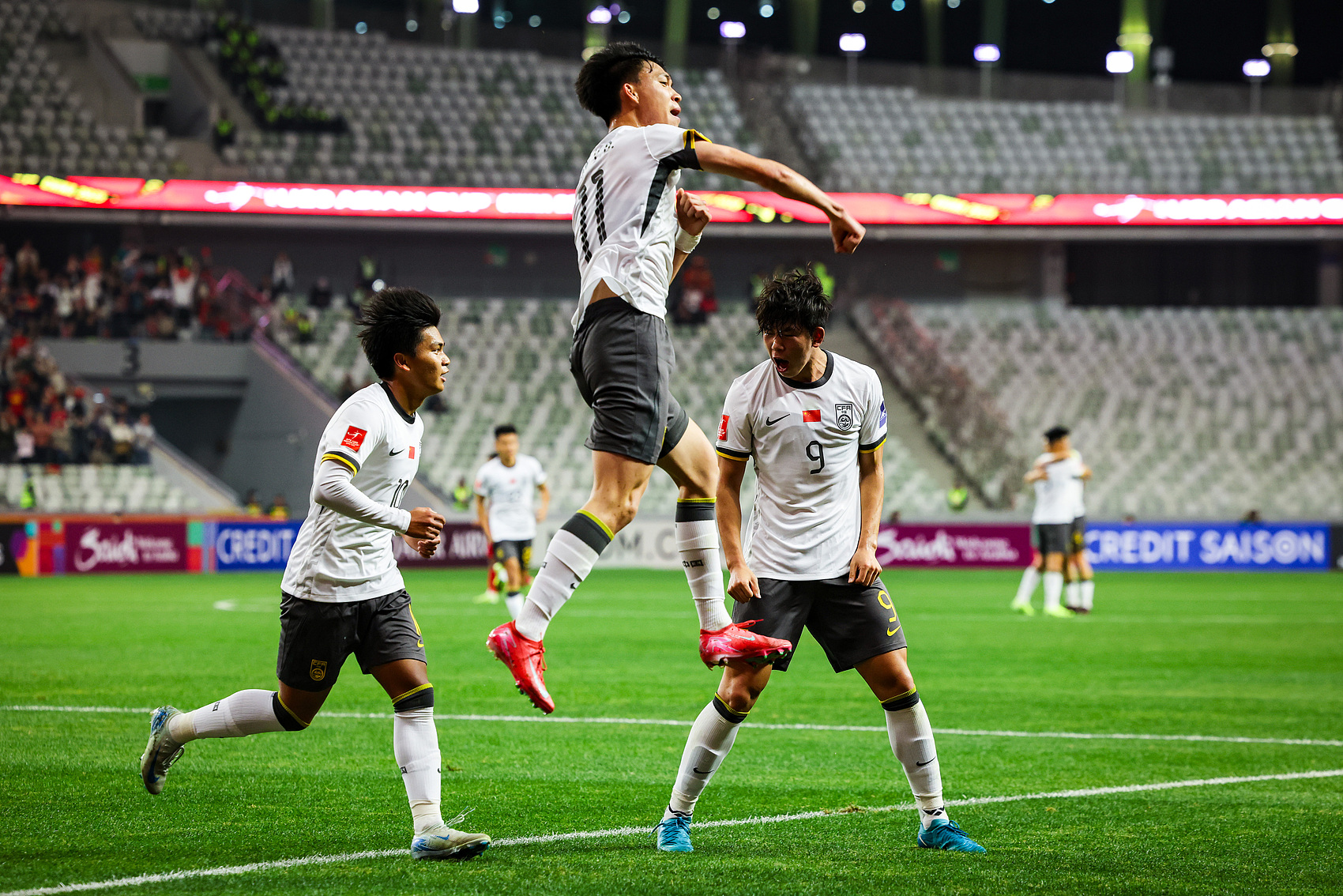  全面壓制！國青半場控球率高達7成，射門比9-3，造對方3張黃牌