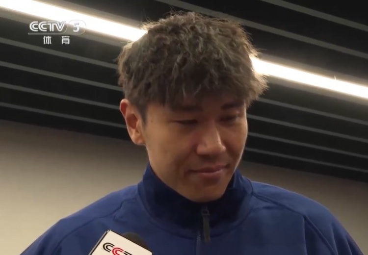  鐵漢柔情！三鎮球員劉奕鳴探望患病小球迷時哽咽