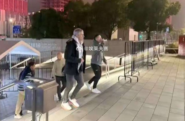  考察！博主：國安主帥塞蒂恩現場觀看海港與亞泰的比賽