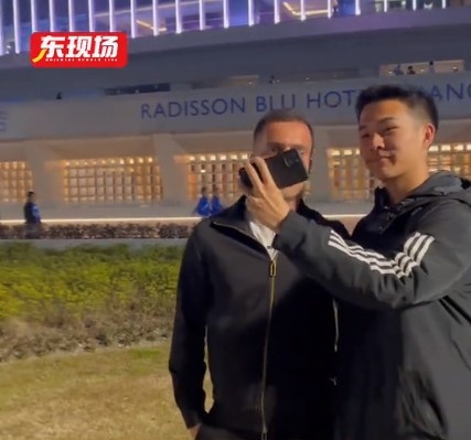  塞爾吉尼奧現身上海八萬人體育場，并與球迷親切打招呼合影