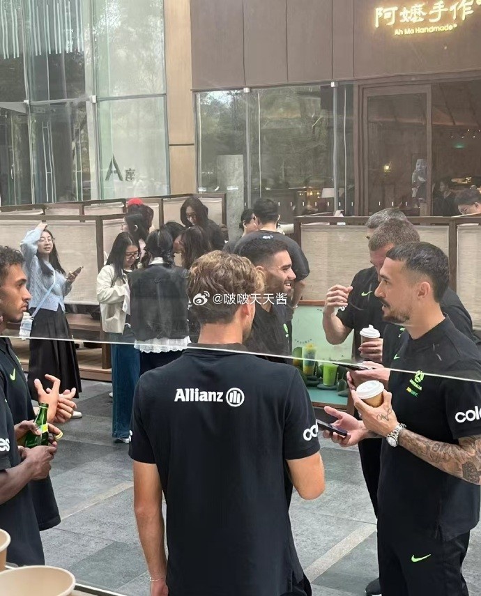  松弛感拉滿！澳大利亞隊員在杭州街頭喝奶茶