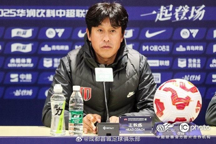  成都蓉城隊主教練徐正源出席客場對陣北京國安的賽前新聞發布會