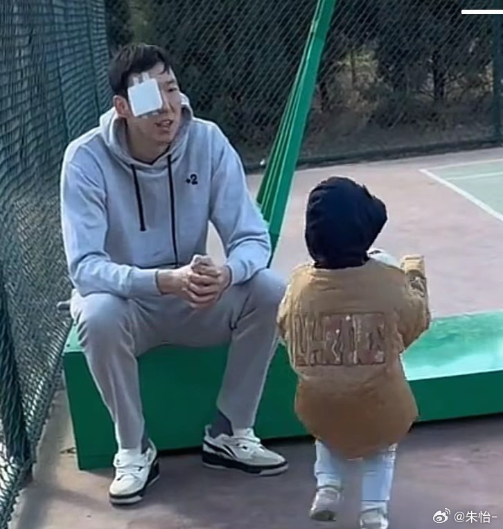  顧家好男人！記者曬出周琦手術后回歸家庭帶娃照片