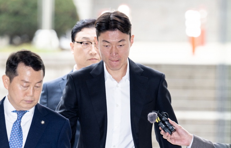 韓媒：庭審現場黃義助始終低頭雙手合十，判決后不停致歉